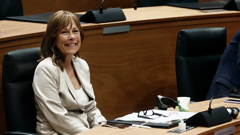 La expresidenta de Navarra y líder de Geroa Bai, Uxue Barkos, ha sido elegida senadora autonómica por la Comunidad Foral en una votación celebrada este jueves en el Parlamento navarro, en la que, conforme estaba previsto, ha contado con el respaldo de las formaciones que integran el Gobierno Foral (PSN, Geroa Bai y Contigo Navarra-Zurekin Nafarroa). En el marco de los acuerdos entre PSN, Geroa Bai y Contigo Zurekin para la formación del Gobierno de Navarra se estableció que correspondiera a esta coalición la designación del senador autonómico. Los 21 votos que representan esos grupos (11 de PSN, 7 de Geroa Bai y 3 de Contigo-Zurekin) le han otorgado a Barkos la mayoría necesaria. EFE/ Jesús Diges