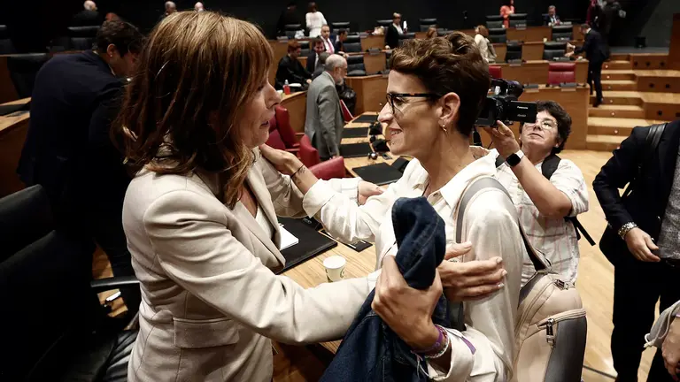 La presidenta del Gobierno de Navarra María Chivite felicita a la expresidenta de Navarra y líder de Geroa Bai, Uxue Barkos (i), tras ser elegida senadora autonómica por la Comunidad Foral en una votación celebrada este jueves en el Parlamento navarro, en la que, conforme estaba previsto, ha contado con el respaldo de las formaciones que integran el Gobierno Foral (PSN, Geroa Bai y Contigo Navarra-Zurekin Nafarroa). En el marco de los acuerdos entre PSN, Geroa Bai y Contigo Zurekin para la formación del Gobierno de Navarra se estableció que correspondiera a esta coalición la designación del senador autonómico. Los 21 votos que representan esos grupos (11 de PSN, 7 de Geroa Bai y 3 de Contigo-Zurekin) le han otorgado a Barkos la mayoría necesaria. EFE/ Jesús Diges