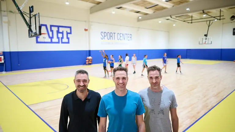 Alex, Pope y Txemi Urtasun, de AIT Sport Center, en el pabellón deportivo Torres de Elorz. PABLO LASAOSA