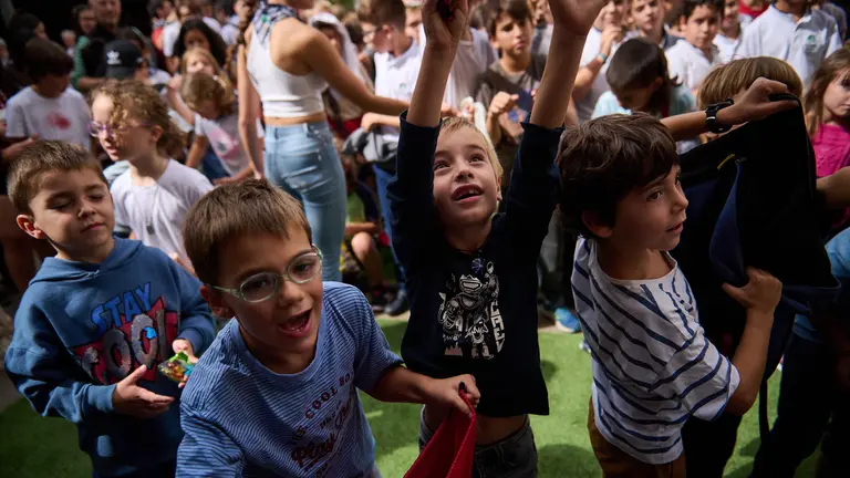 Cientos de personas y niños acuden al lanzamiento del Chupinazo de San Fermín de Aldapa. PABLO LASAOSA