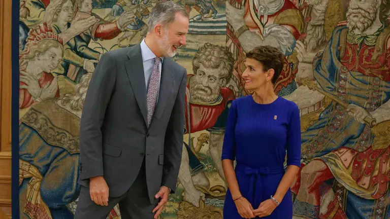 MADRID, 22/09/2023.- El rey Felipe VI conversa con la presidenta de Navarra, María Chivite, mientras posan para los fotógrafos antes de mantener un encuentro este viernes en el Palacio de la Zarzuela. EFE/ Juan Carlos Hidalgo
