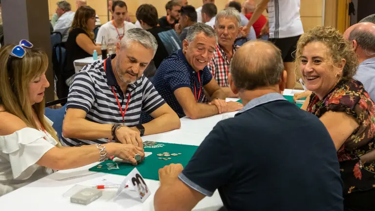 Imagen de archivo de unas parejas jugando en una edición anterior del campeonato de mus. ANAPEH