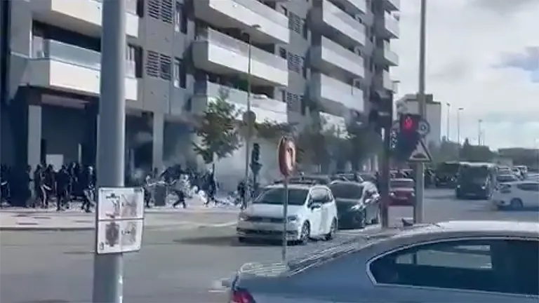 Captura de un vídeo de la pelea entre ultras del Sevilla y de Osasuna en Pamplona. NAVARRA.COM