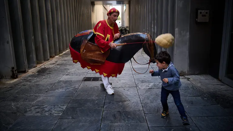 La Comparsa de Gigantes y Cabezudos amenizan las calles de Pamplona con motivo de SF Chiquito. PABLO LASAOSA