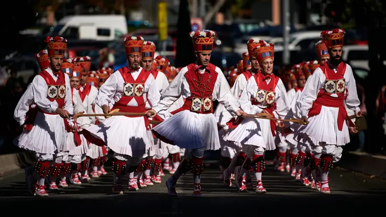 El grupo de danzas, Duguna, ameniza las calles el día grande de San Fermín Chiquito. PABLO LASAOSA