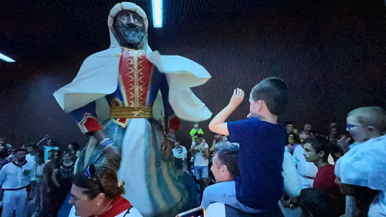 La despedida de los gigantes de Pamplona en la estación de autobuses.