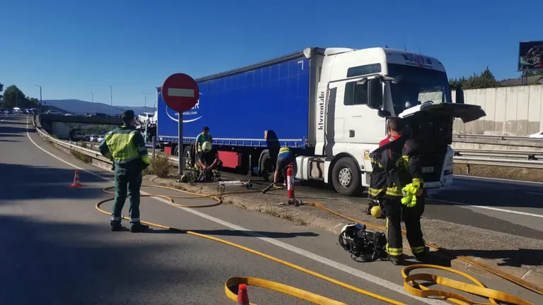 Accidente en la A-15 a la altura de Zizur Mayor con un camión ardiendo. GUARDIA CIVIL