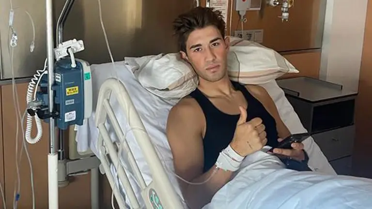 Jesús Vázquez, futbolista del Valencia CF e hijo del director deportivo de Osasuna Braulio Vázquez, en el hospital.