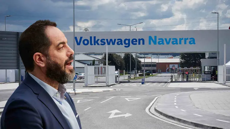 Fotomontaje del portavoz socialista Ramón Alzórriz ante la puerta principal de Volkswagen Navarra.