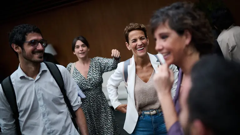 La presidenta, María Chivite, minutos antes de comenzar el pleno del Parlamento. PABLO LASAOSA