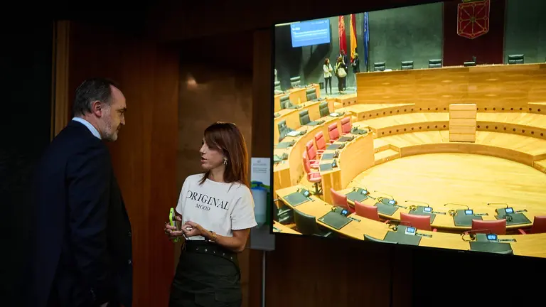 Javier Esparza y María jesús Valdemoros, minutos antes del comienzo del pleno. PABLO LASAOSA