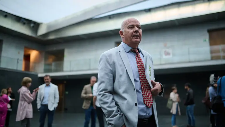 Emilio Jiménez, de VOX, en el atrio del Parlamento. PABLO LASAOSA