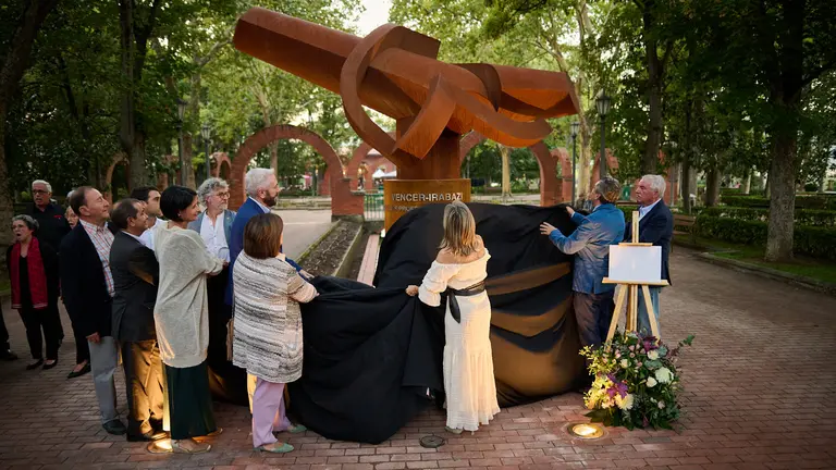 Presentación de una nueva escultura urbana concebida como homenaje y agradecimiento al personal sanitario y una calle con el mismo nombre. PABLO LASAOSA