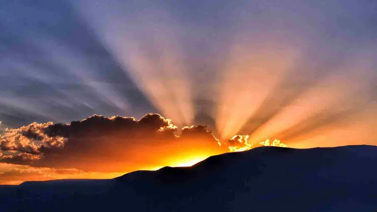 El sol sale por encima de una sierra en lo que será un día soleado. PIXABAI