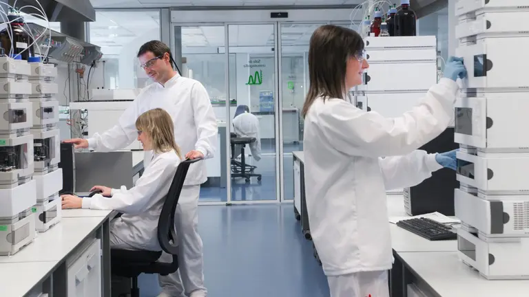 Profesionales de Cinfa en uno de los laboratorios de la compañÍa. CEDIDA.