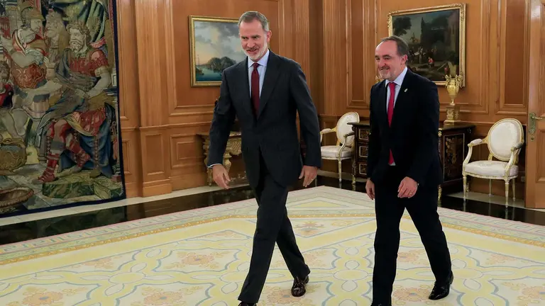 El rey Felipe VI se reúne este lunes con el presidente de Unión del Pueblo Navarro (UPN), Javier Esparza, el primero de la nueva ronda de consultas que abre el Monarca con los representantes de los partidos políticos para designar un nuevo candidato a la investidura del Gobierno de España. EFE/ Fernando Alvarado /POOL