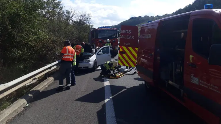 Imagen de cómo ha quedado el coche accidentado en la A-15. POLICÍA FORAL