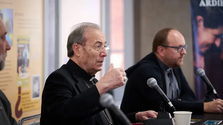 El arzobispo de Pamplona y obispo de Tudela, Francisco Pérez, y el director nacional de Obras Misionales Pontificias (OMP), José María Calderón, presentan la jornada del Domund 2023. PABLO LASAOSA