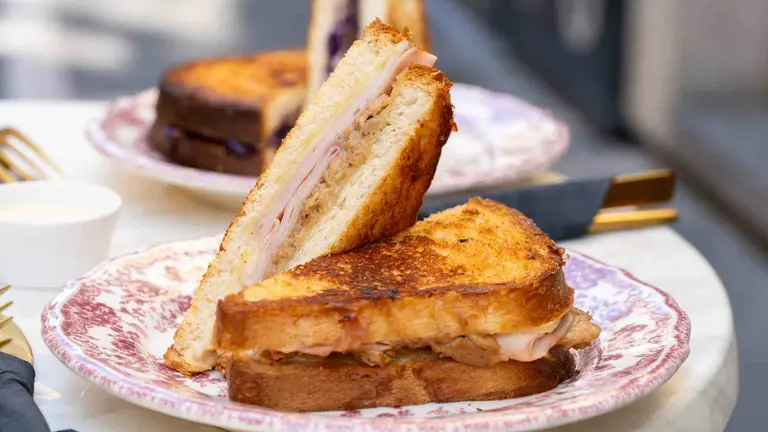 Coquelete, el sandwich de pollo y parmentier de patata trufada que prepara Montagu, en la calle Estafeta. CEDIDA