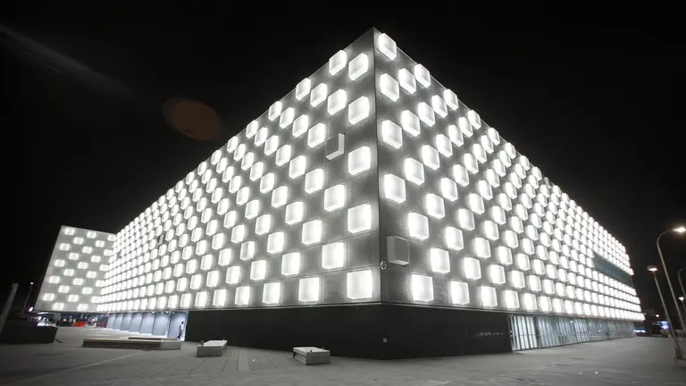 Imagen exterior del pabellón Navarra Arena por la noche. NAVARRA ARENA