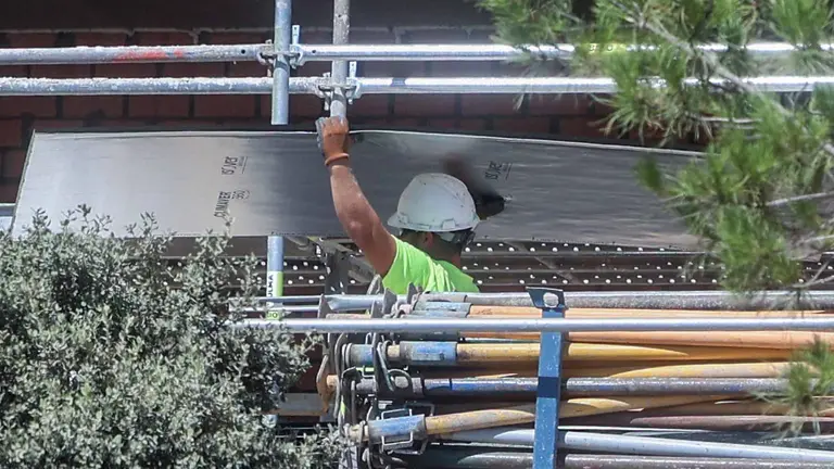 Un trabajador carga elemento industriales y de construcción en una jornada de trabajo. RICARDO RUBIO / EDUARDO PARRA