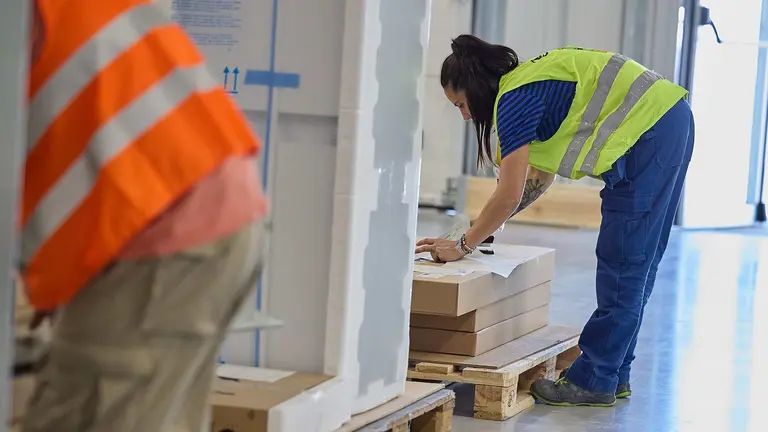 Una trabajadora de Ikea en una planta de la firma. JESÚS HELLÍN / EUROPA PRESS