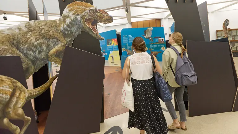 El Museo de Ciencias Universidad de Navarra inaugura la exposición “Dinosaurios entre Nosotros”. IÑIGO ALZUGARAY