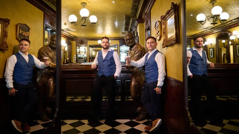 Camilo Ríos y Javier Isasi de la nueva coctelería de El Rincón de Hemingway en Plaza del Castillo 44B. PABLO LASAOSA