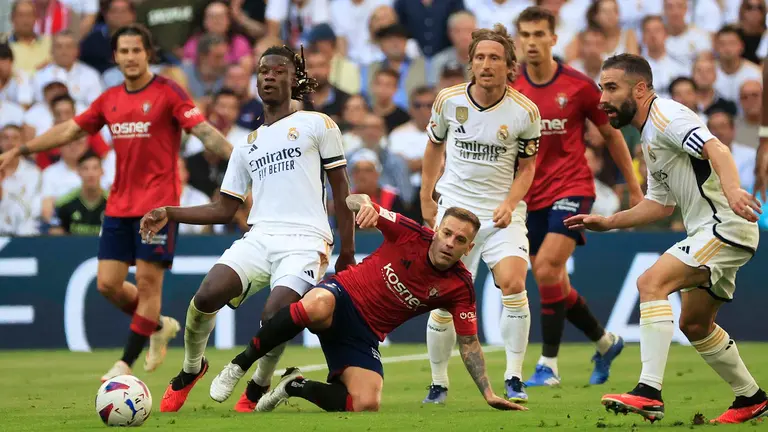 El centrocampista del Real Madrid Camavinga (2i) con el balón ante los jugadores del Osasuna durante el partido de Liga EA Sports que el Real Madrid y el Osasuna disputan este sábado en el estadio Santiago Bernabéu de Madrid. EFE/ZIPI