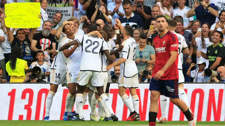 MADRID, 07/10/2023.- Jude Bellingham (2I) centrocampista inglés del Real Madrid celebra con sus compañeros, su gol durante el partido de Liga EA Sports que el Real Madrid y el Osasuna disputan este sábado en el estadio Santiago Bernabéu de Madrid. EFE/ZIPI

