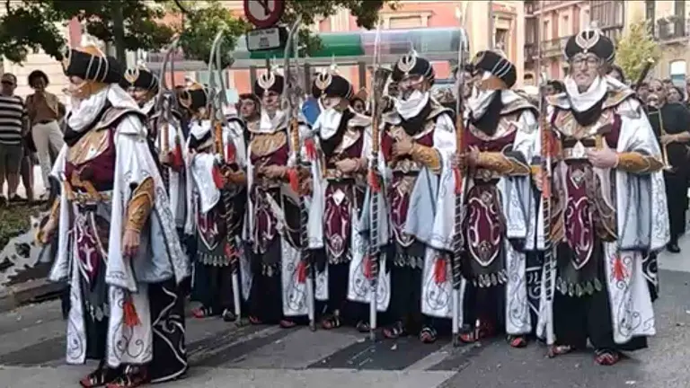 Desfile de Moros y Cristianos por las calles de Pamplona para celebrar el XXV aniversario de la Casa de la Comunidad Valenciana en Navarra. NAVARRA.COM