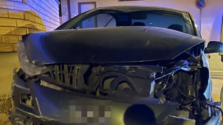 El coche del imputado ha quedado destrozado. POLICÍA FORAL