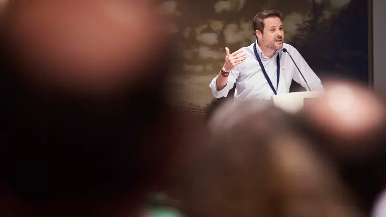 El candidato a la Presidencia de la FNMC y alcalde de Tudela, Alejandro Toquero (c), durante la Asamblea General Extraordinaria de la Federación de Municipios y Concejos. Eduardo Sanz / Europa Press