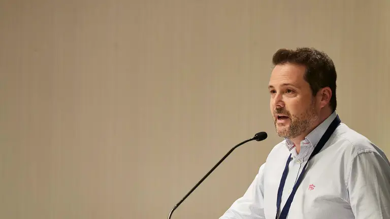 El candidato a la Presidencia de la FNMC y alcalde de Tudela, Alejandro Toquero (c), durante la Asamblea General Extraordinaria de la Federación de Municipios y Concejos. Eduardo Sanz / Europa Press