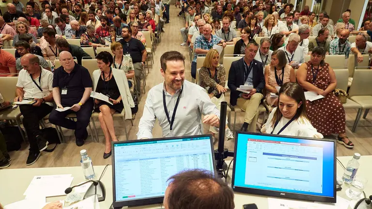 El candidato a la Presidencia de la FNMC y alcalde de Tudela, Alejandro Toquero (c), durante la Asamblea General Extraordinaria de la Federación de Municipios y Concejos. Eduardo Sanz / Europa Press