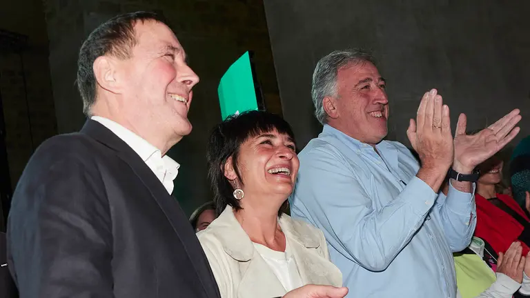 El coordinador general de EH Bildu, Arnaldo Otegi, junto a Laura Aznal y Joseba Asiron. EDUARDO SANZ / EUROPA PRESS