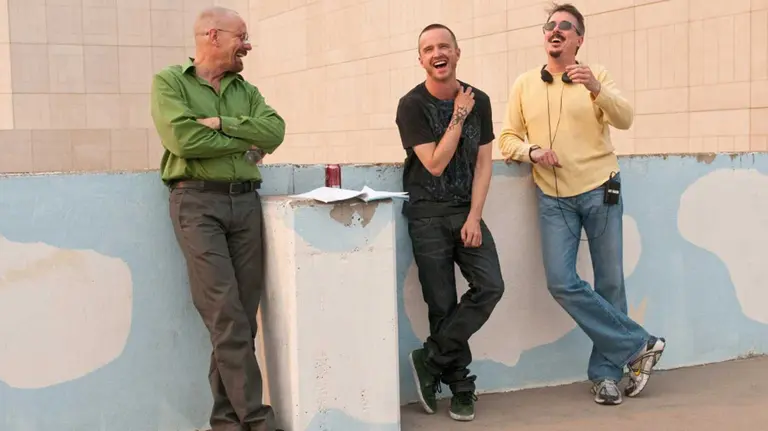 Bryan Cranston, Aaron Paul y Vince Gilligan en set del último capítulo de la cuarta temporada de Braking Bad