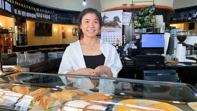 Miao atiende en la barra de la cafetería Amabella en Pamplona. Navarra.com