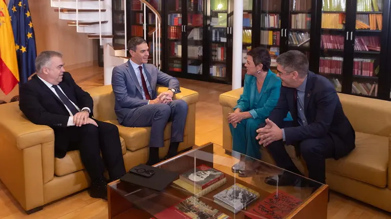 (I-D) El secretario de Organización del Partido Socialista, Santos Cerdán y el presidente del Gobierno en funciones, Pedro Sánchez, reciben a la portavoz de EH Bildu en el Congreso de los Diputados, Mertxe Aizpurua y al senador de EH Bildu Gorka Elejabarrieta, durante su ronda de contactos, a 13 octubre de 2023, en Madrid (España). El candidato del PSOE a la reelección, concluye hoy su primera ronda de contactos para tantear posibles apoyos a su investidura. Esta primera ronda finaliza con los encuentros con Junts, cuyo voto es clave, y su primera reunión con una representación de Bildu. Tras recibir el encargo del Rey, Sánchez inició una ronda de contactos en la que prevé reunirse con todos los grupos parlamentarios excepto Vox, además de sindicatos, patronal y asociaciones de varios sectores.
13 OCTUBRE 2023;RONDA;CONTACTOS;REUNIÓN;INVESTIDURA;PSOE;PARTIDO;SOCIALISTA;BILDU;
Eduardo Parra / Europa Press
13/10/2023