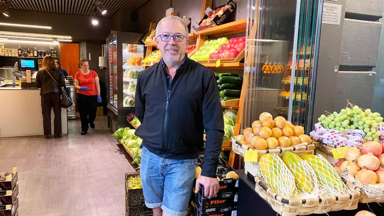 Rafael López Etayo delante de la frutería Iruña en la avenida de Carlos III 67 en Pamplona. Navarra.com