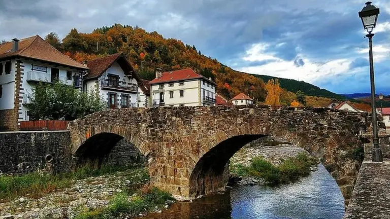 Puente de Piedra sobre el río Anduña en Ochagavía. Foto: Flickr.