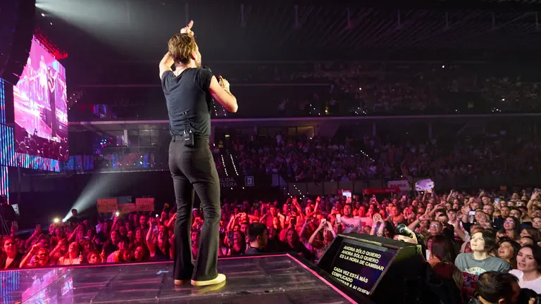 Concierto de Manuel Carrasco en el Navarra Arena de Pamplona dentro de su actual gira, “Corazón y Flecha Tour”, donde los fans del cantante onubense han podido cantar tanto los temas más conocidos del ex triunfito como las canciones de su último disco, que da nombre a la gira. IÑIGO ALZUGARAY