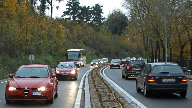 Cuesta de Beloso y vista de alguno de los árboles cuya tala quiere evitarse. EUROPAPRESS