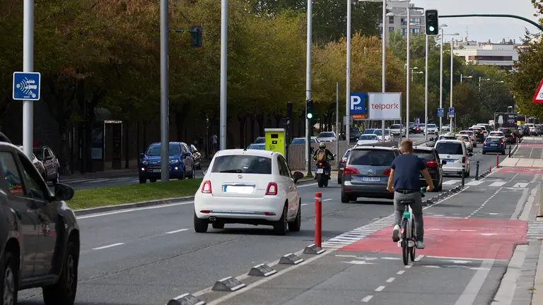 Tráfico en la avenida del Ejército de Pamplona. IÑIGO ALZUGARAY