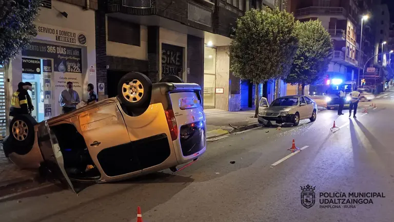 Fotografía de cómo han quedado los dos vehículos accidentados en la avenida de Zaragoza de Pamplona. POLICÍA MUNICIPAL DE PAMPLONA