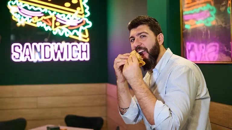 Carlos Jordán, de Montagu Sandwich, en la calle Estafeta 82 de Pamplona. PABLO LASAOSA