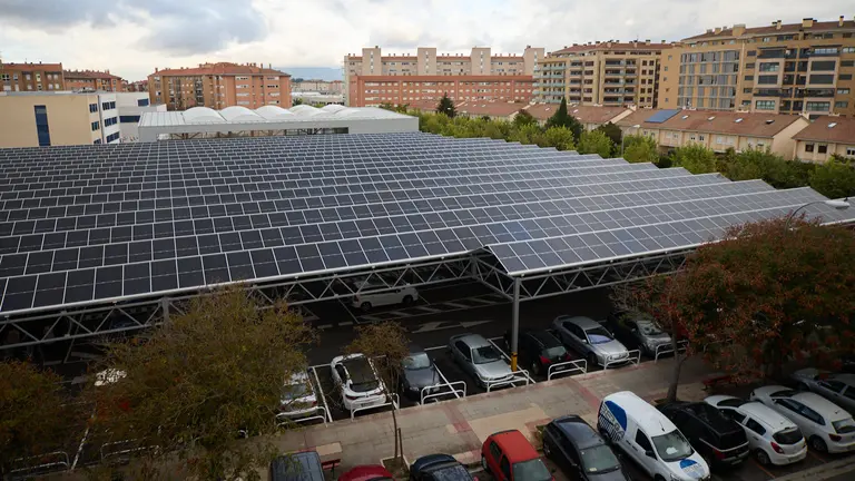Miembros de la Comisión y Gerencia de Urbanismo del Ayuntamiento, con la alcaldesa, Cristina Ibarrola, visitan la instalación fotovoltaica construida en el aparcamiento disuasorio junto al colegio público Cardenal Ilundáin. IÑIGO ALZUGARAY