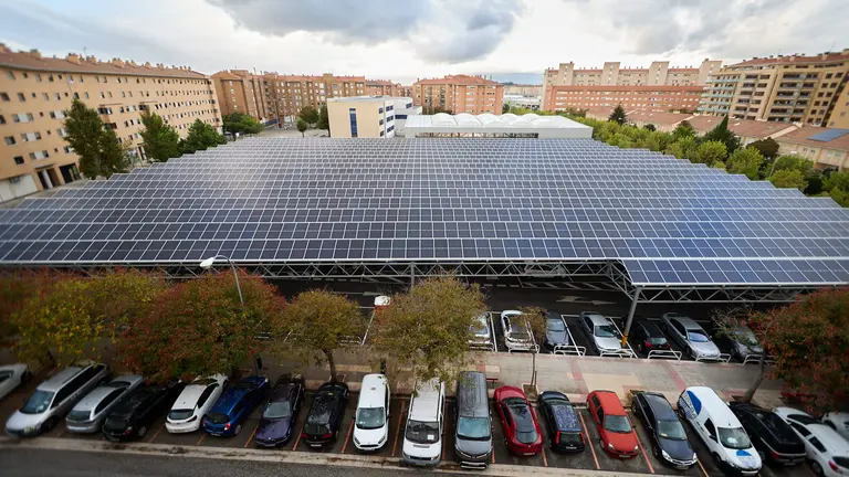 Miembros de la Comisión y Gerencia de Urbanismo del Ayuntamiento, con la alcaldesa, Cristina Ibarrola, visitan la instalación fotovoltaica construida en el aparcamiento disuasorio junto al colegio público Cardenal Ilundáin. IÑIGO ALZUGARAY