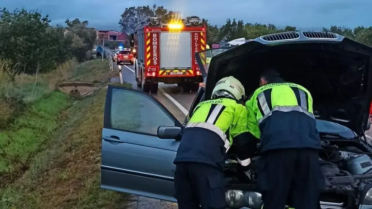 Imagen de los servicios de emergencia atendiendo el accidente en Larraga. BOMBEROS DE NAVARRA