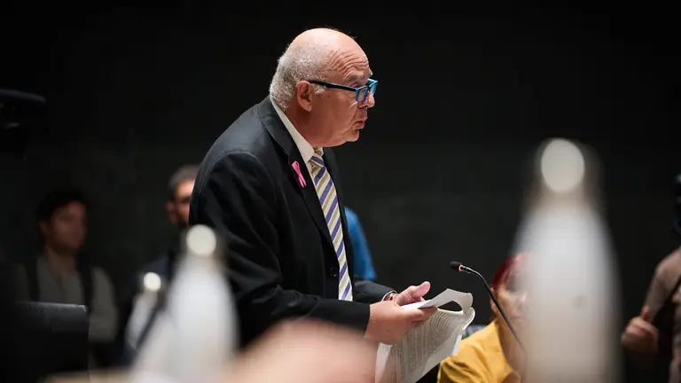 Emilio Jiménez, de VOX, interviene en la sesión plenaria. PABLO LASAOSA